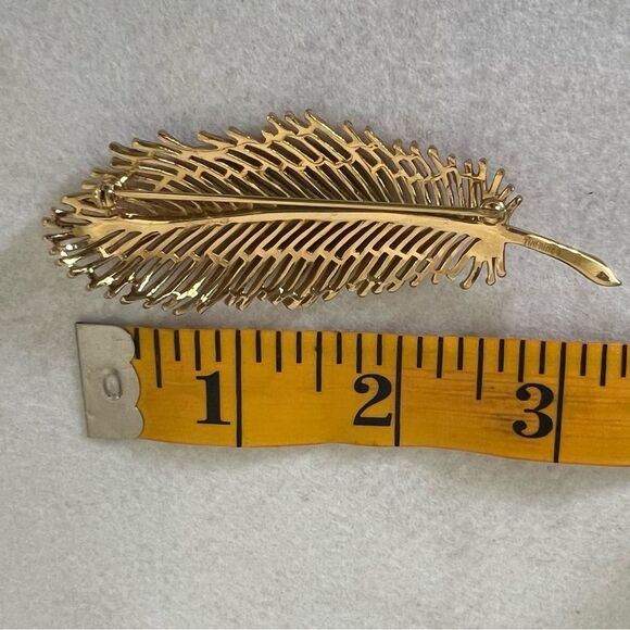 Large Gold tone feather brooch - Picture 5 of 6